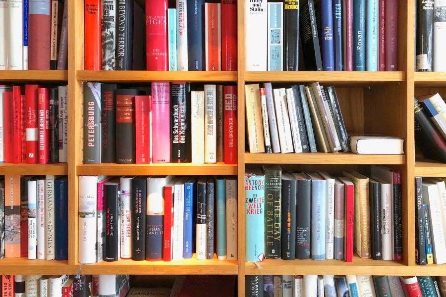 จัดเรียงบนชั้นวาง