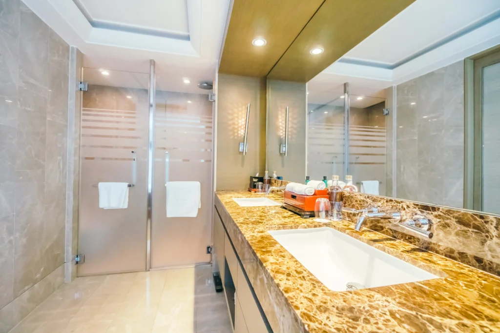 รีโนเวทห้องน้ำ ด้วยกระจกบานใหญ่